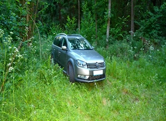 Kradziony samochód odnaleziony w lesie