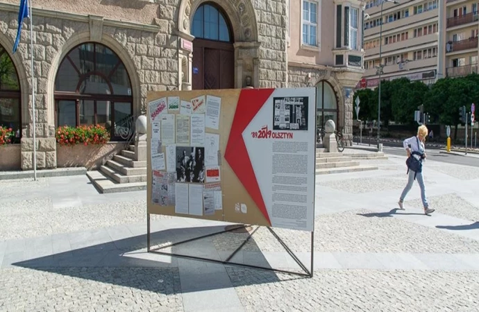 {Przed olsztyńskim ratuszem stanęła wystawa przypominająca wybory z 4 czerwca 1989.}